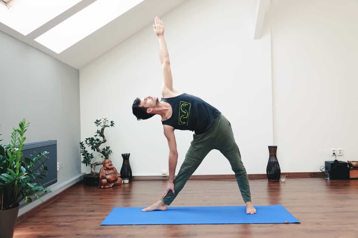 trikonasana triunghi yoga